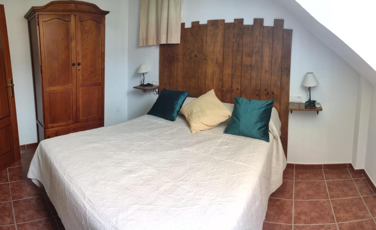 Hostal Vista A La Sierra Valle de Abdalagis Bagian luar foto
